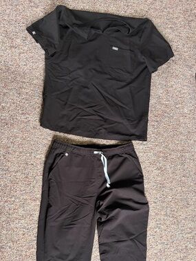 FIGS Men’s Black Leon Three-Pocket Scrub Top & Tansen Jogger Scrub Pants Large